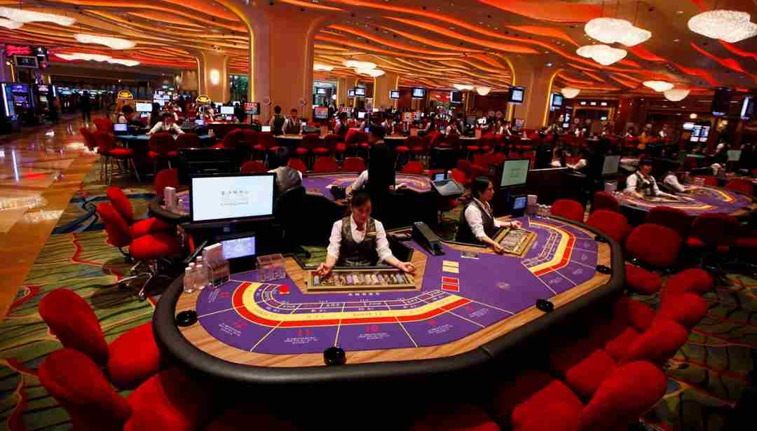 Các bàn cược luôn đông đúc người chơi tại Felix - Hotel & Casino